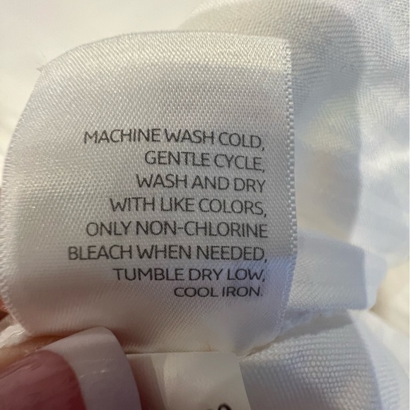 Like New Old Navy size 10 Mid-rise white Capri pants no signs wear or stains - Picture 2 of 10